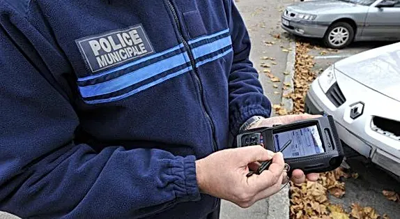 Agent de la police municipale qui met un PV électronique